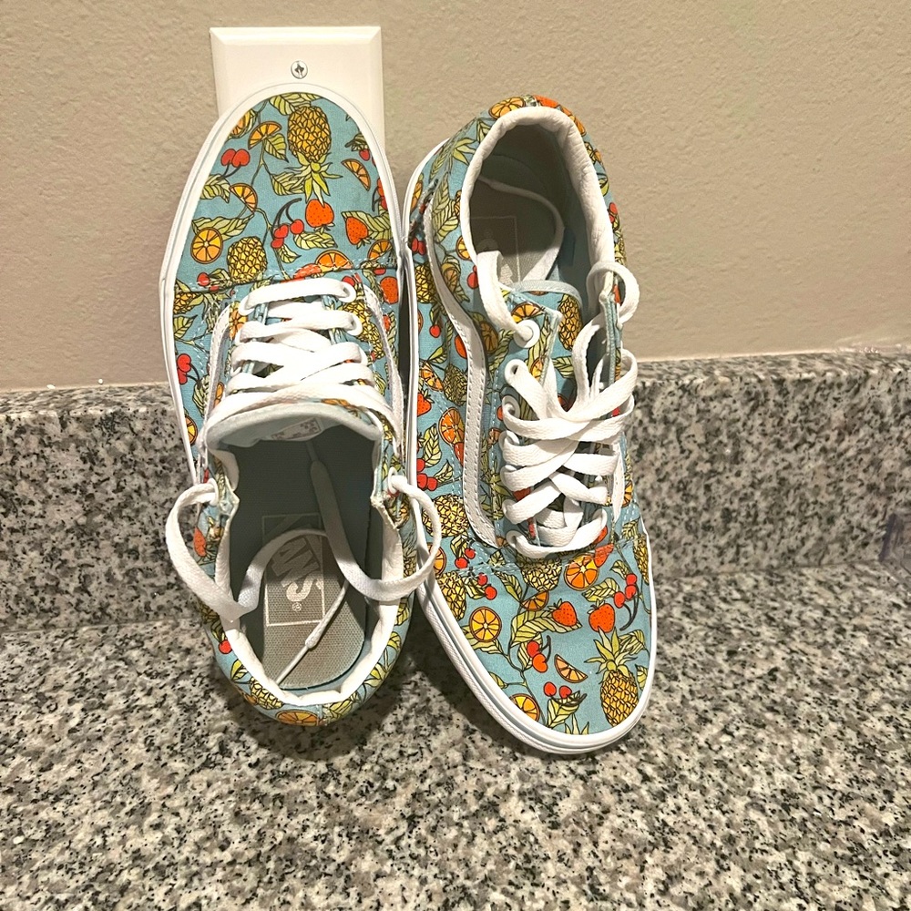 Fun Pineapple print Vans 🍍Gently loved💕Smoke free and pet free home. 💛